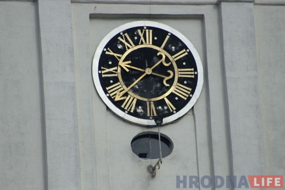 Часы на башне Фарного костела