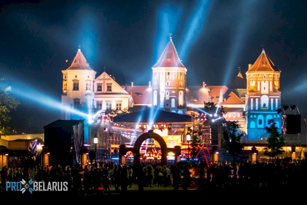 Творческий арт-проект «Музыкальное лето с оркестром» в Мирском замке