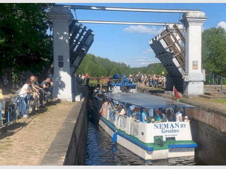 На Августовском канале открылся сезон прогулок на теплоходе «Неман»