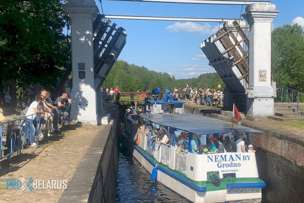 На Августовском канале открылся сезон прогулок на теплоходе «Неман»