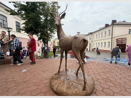 В сердце Гродно открыли бронзового оленя — главный символ города