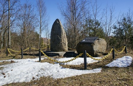 Мемориальные камни в память о Максиме Богдановиче в деревне Ракутевщина