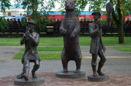 Памятник «Медвежьей академии» в Сморгони