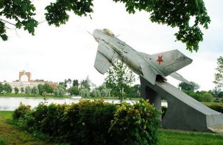 Самолет-памятник в Щучине
