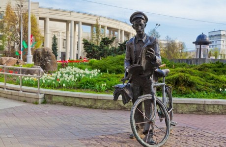 Скульптура «Почтальон» в г. Минск