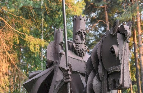 Скульптура «Странствующий король» в г. Солигорск