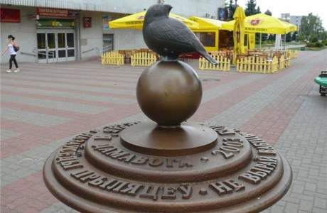 Памятник воробью в г. Барановичи