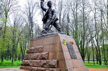 Памятник Марату Казею в г. Минске