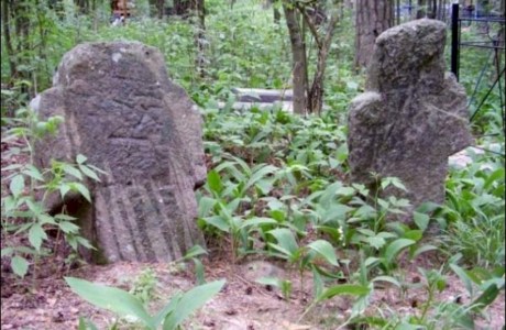 Каменные кресты в деревне Заозерье