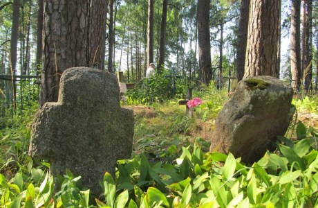 Каменные кресты на кладбище в деревне Майск