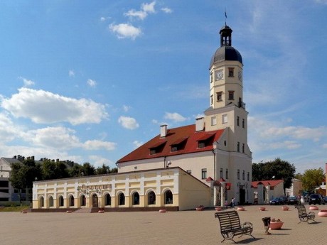 Известные ратуши на западе Беларуси: Слоним, Несвиж и Новогрудок