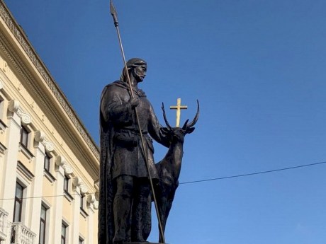 В Гродно появилась скульптура Святого Губерта. Кто это и почему рядом олень?