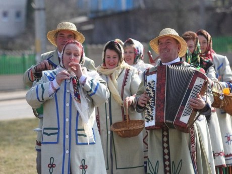 “Вяртанне да вытокаў” с хлебом и народными песнями проходит под Гродно